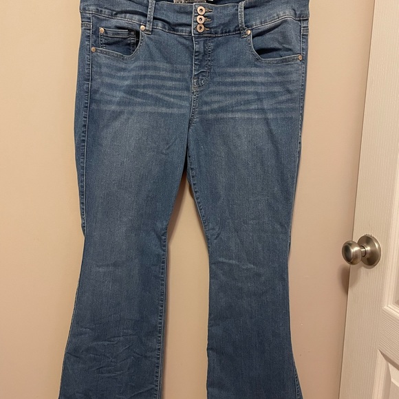 SOLD Torrid Mid Wash Mid Rise Flare Denim Jeans 18 Short - Picture 1 of 3